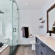 moderne badkamer met een inloopdouche van glas